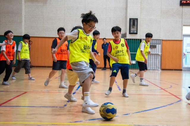 [NSP NEWS Image]김포FC, 푸른솔초서 ‘찾아가는 축구교실’ 마무리