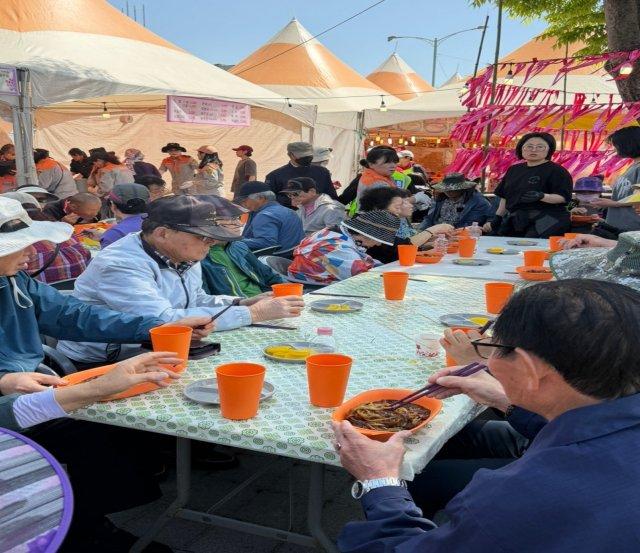 -백운산국사봉철쭉축제 다회용기 사용 (사진 = 광양시청)
