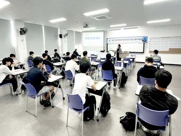 -포항대학교 대학일자리플러스센터는 지난 13일 근면관 406호에서 수소·전기에너지계열 2학년 재학생 23명을 대상으로 ‘실전 면접 대비 면접 역량 강화 특강’을 운영했다. (사진 =