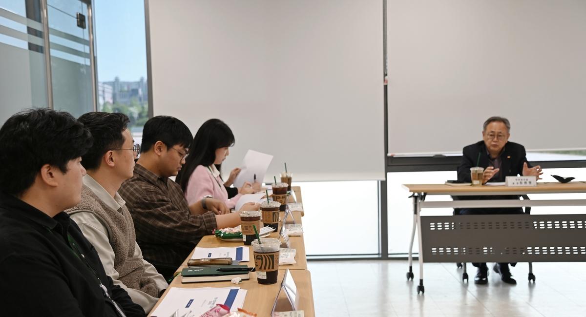 -13일 화성종합경기타운에서 현장 중심 청렴도를 제고하기 위해 직렬, 사업별 부패방지 간담회가 진행되고 있는 모습. (사진 = 화성도시공사)