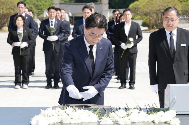 [NSP NEWS Image]전남도의회, 5·18민주묘지 참배...“오월 대동정신으로 광주·전남 통합”