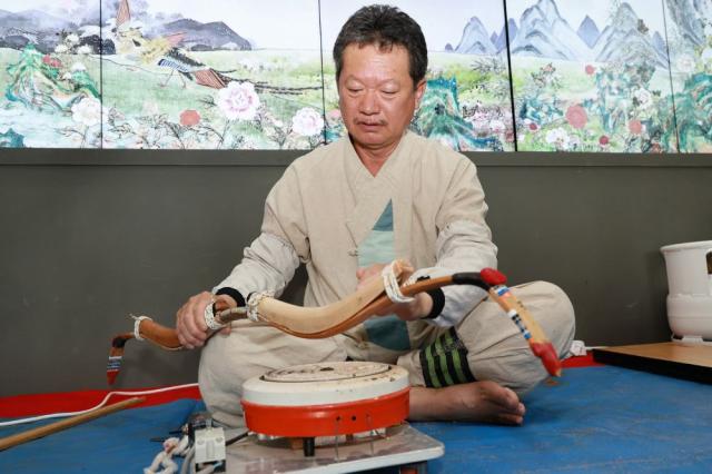 [NSP NEWS Image]예천군, 국가무형유산 궁시장 김성락 보유자 ‘전통 활 제작 공개행사’ 열어
