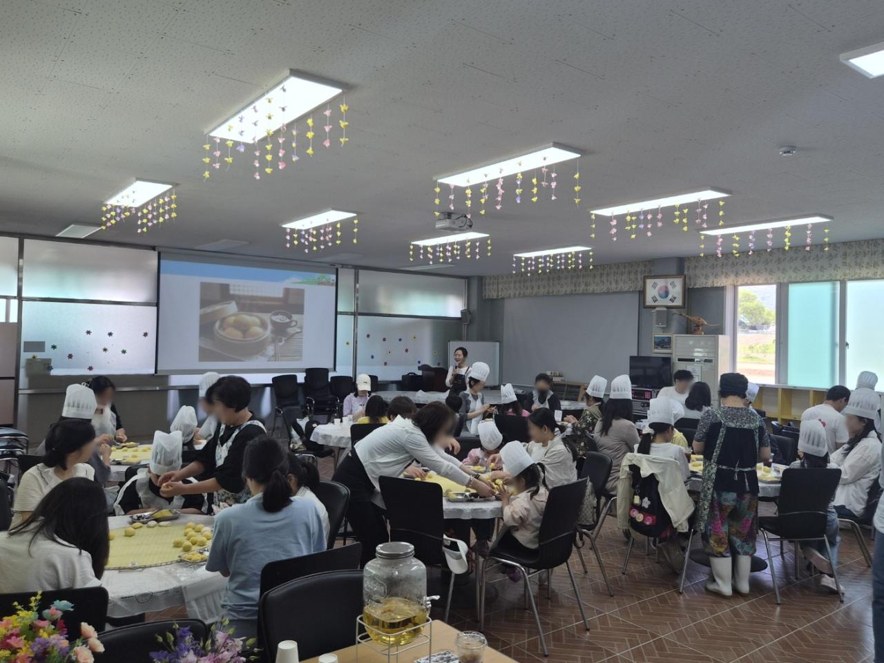 -16일 강원도 원주 삼송마을에서 열린 안양시 가족센터 한부모 가족 농촌 체험 행사에서 참가자들이 쌀찐빵 빚기 체험에 참여하고 있다. (사진 = 안양시)