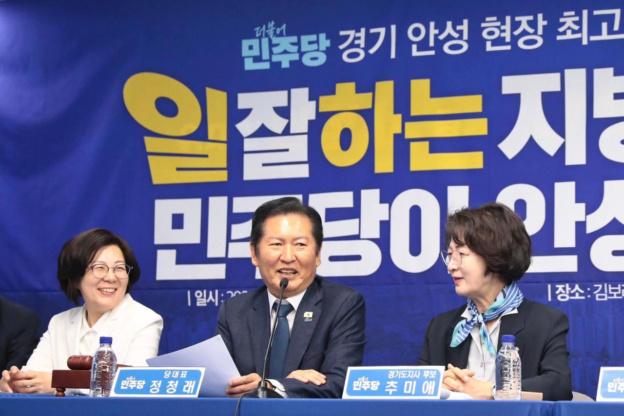 -정청래 더불어민주당 대표가 4월 27일 김보라 안성시장 후보 선거사무소에서 열린 현장 최고위원회의에서 발언하고 있는 모습. 사진 왼쪽부터 김보라 안성시장 후보, 정청래 대표, 추미