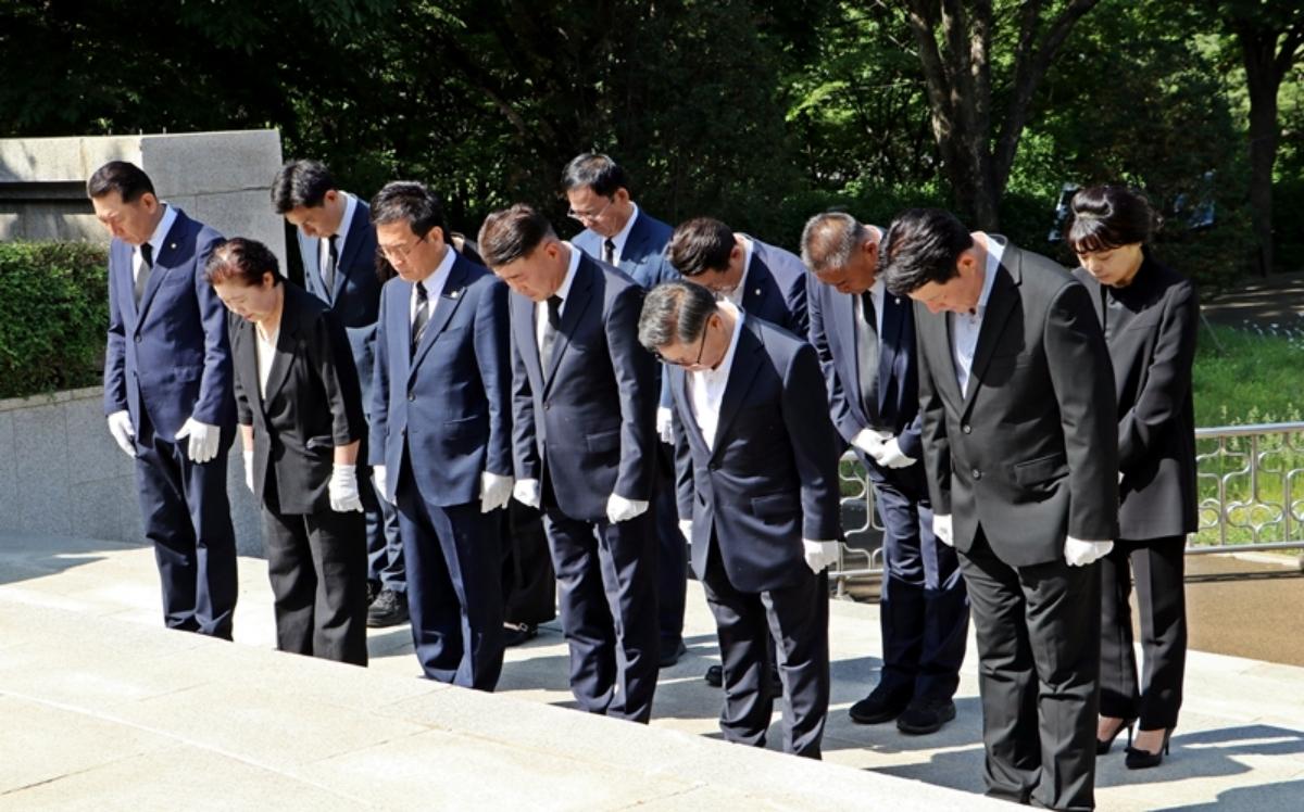 -김정호 국민의힘 광명시장 후보를 비롯한 6·3지방선거 출마자 전원이 16일 오전 현충탑 합동 참배를 하고 있다. (사진 = 김정호 광명시장 후보 캠프)