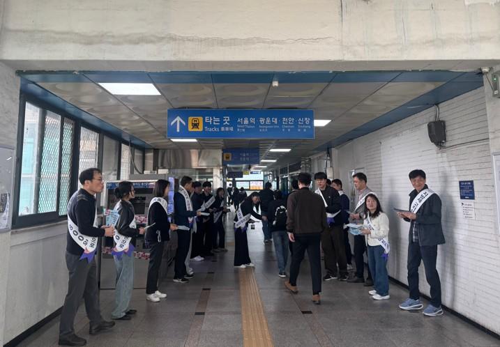 -안양시 만안구는 7일 명학역에서 전자송달 활성화 홍보 캠페인을 전개했다. (사진 = 안양시)