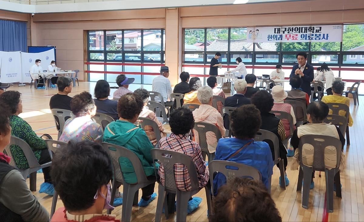 -청도군은 지난 17일 청도읍 유천복합체육센터에서 ‘대구한의대학교 한의과 무료 의료봉사 활동’을 성황리에 마쳤다고 밝혔다. (사진 = 청도군)