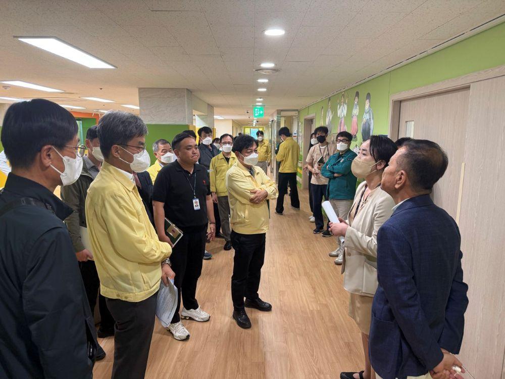-현장에서 발생할 수 있는 각종 안전사고를 예방하기 위해 위험요인 관리와 작업자 안전수칙 준수 여부 등을 면밀히 점검했다. (사진 = 안동시)
