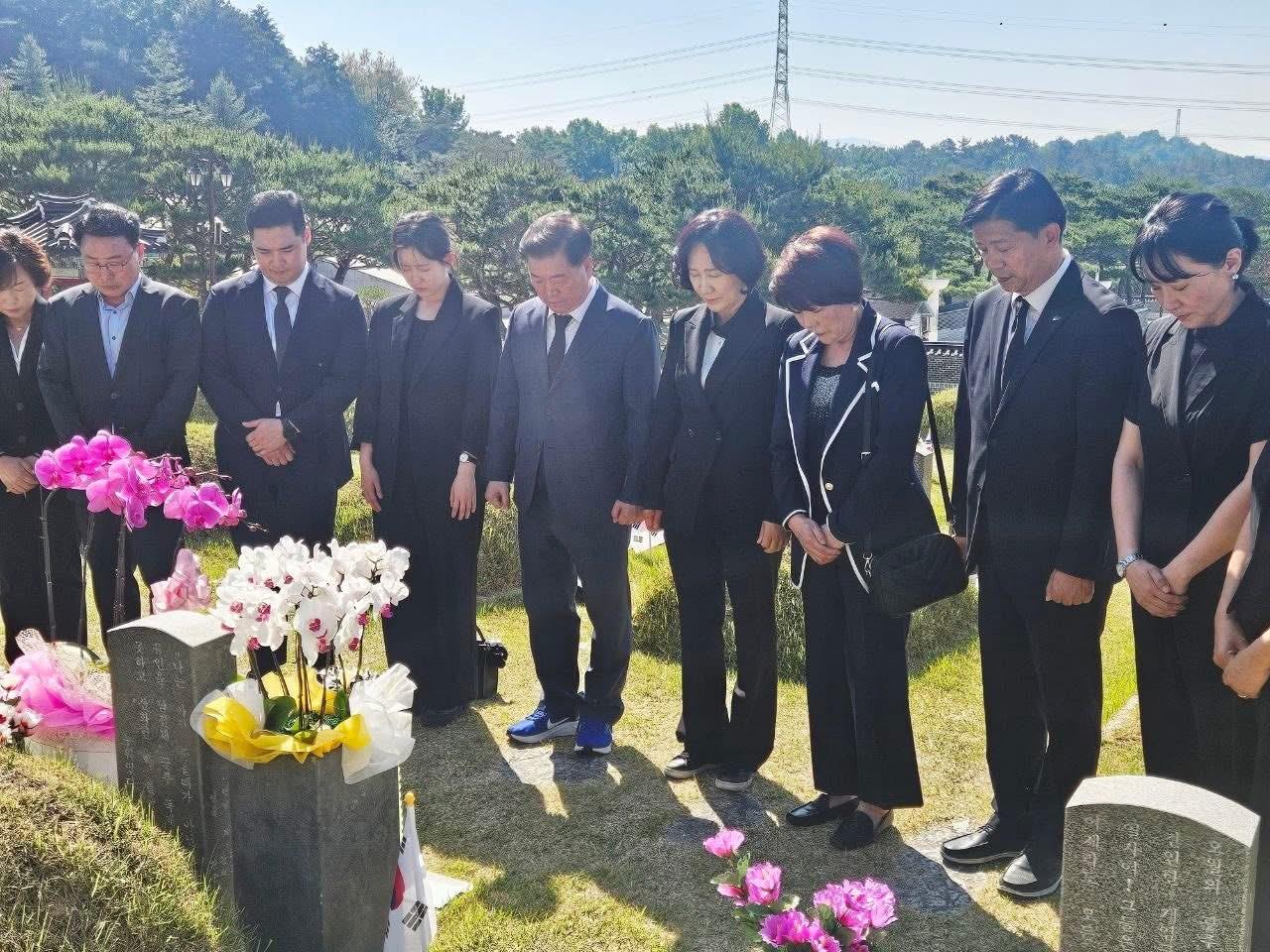 -박승원 더불어민주당 광명시장 후보가 18일 임오경 국회의원 및 심상록·최민 경기도의원 후보 등과 광주광역시 국립 5·18 민주묘지를 참배하고 있다. (사진 = 박승원 광명시장후보 