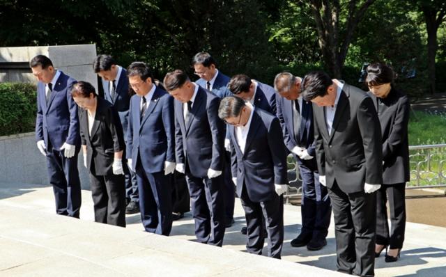 [NSP NEWS Image][사진속이야기]국힘 광명 출마자 전원, 현충탑서 지방선거 필승 결의 합동 참배