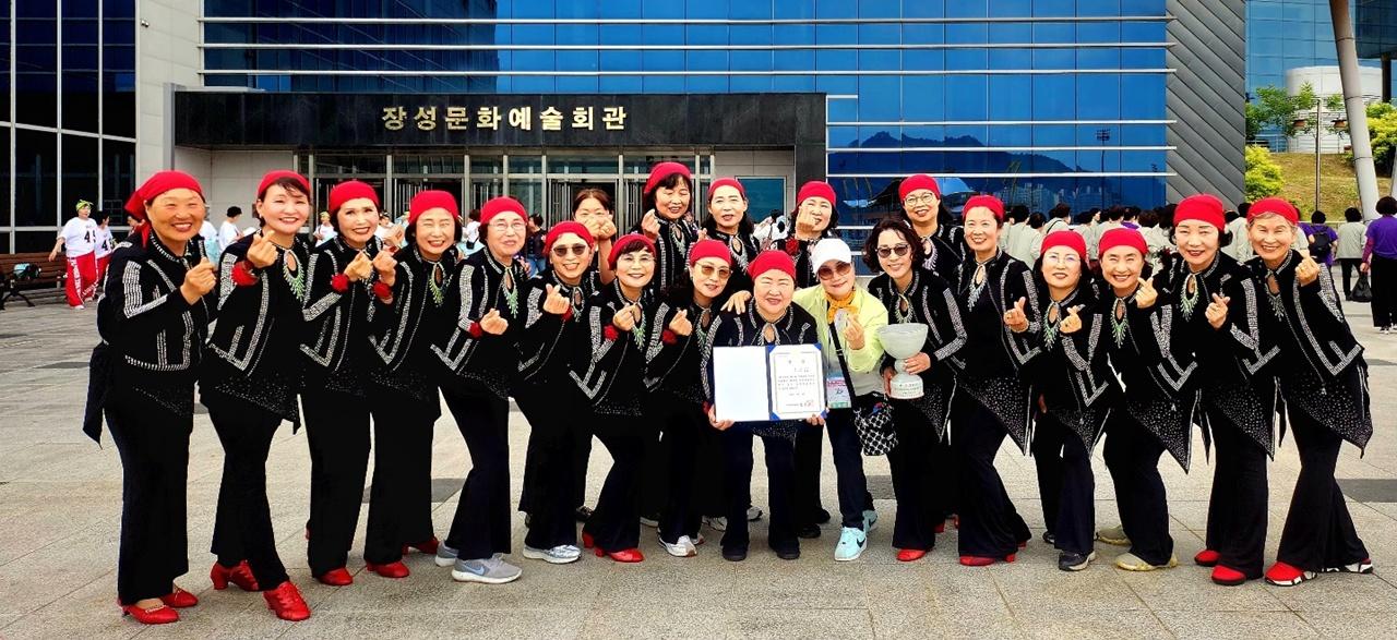 -‘제21회 전남도어르신생활체육대축전’ 체조 부문서 장려상을 수상한 곡성군 실버라인댄스팀. (사진 = 곡성군)