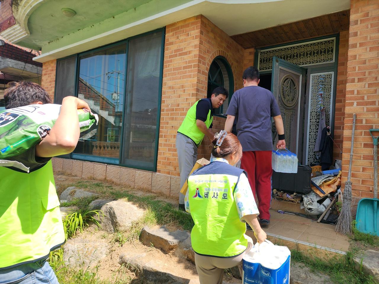 -담양군 봉사단체 ‘베사모’가 봉산면 취약계층에 생필품 꾸러미를 전달하고 있다. (사진 = 담양군)