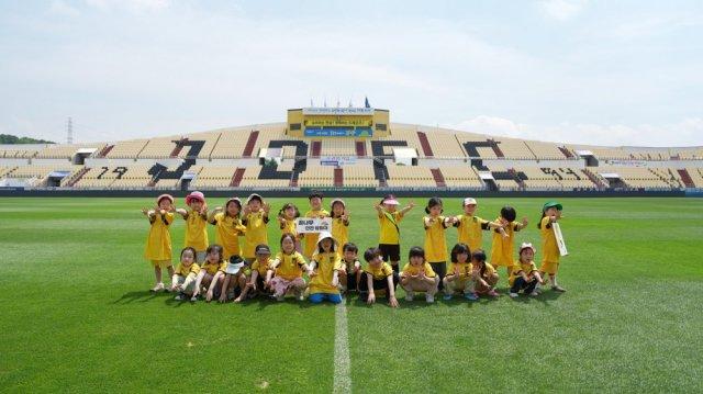 -광양축구전용구장 찾은 포스코 금호어린이집 원아들 ‘꿈나무 던전 탐험대’ (사진 = 전남드래곤즈)