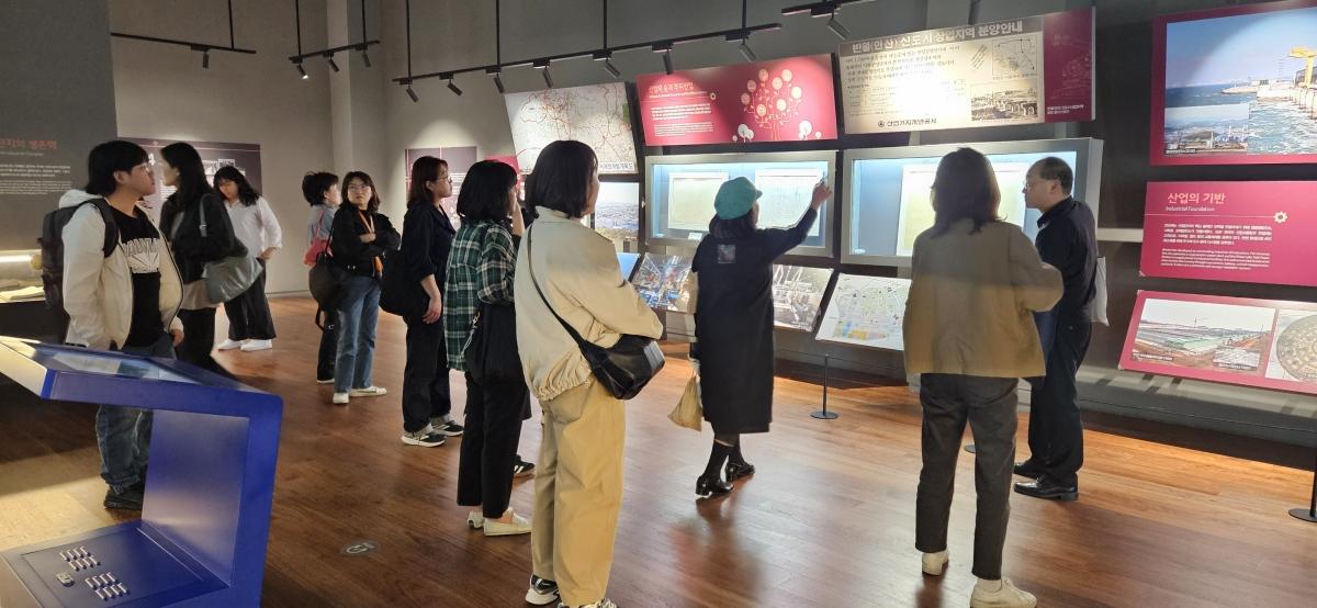 -문화기획 입문과정 프로그램 ‘내가 안산 문화기획가’ 에서 안산산업역사박물관 전시실 관람이 진행중이다. (사진 = 안산시)