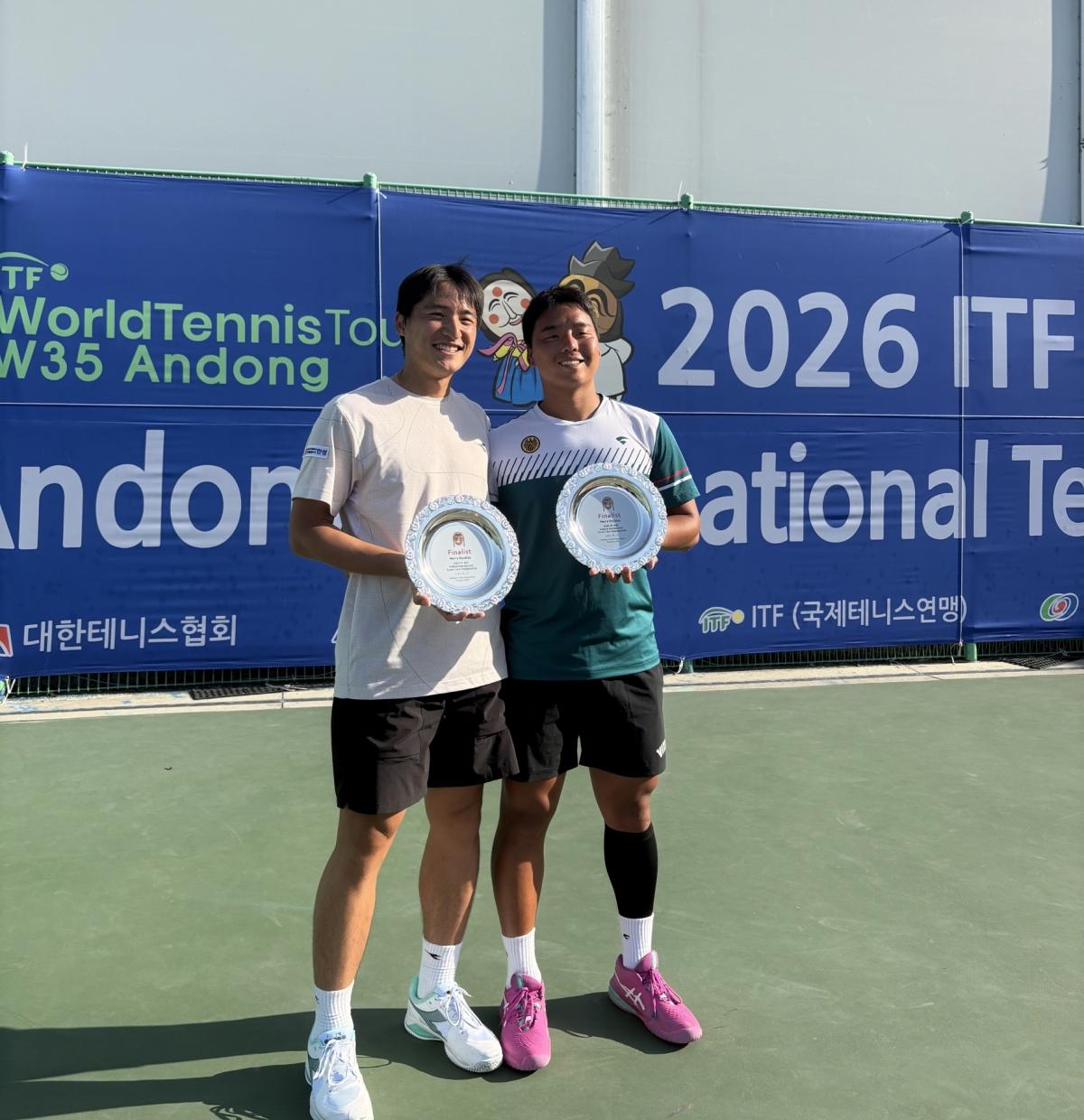 -한선용 안성시청 테니스팀 선수(왼쪽)이 ITF 안동 국제테니스대회 남자복식에서 준우승을 차지했다. 사진은 기념촬영 모습. (사진 = 안성시)
