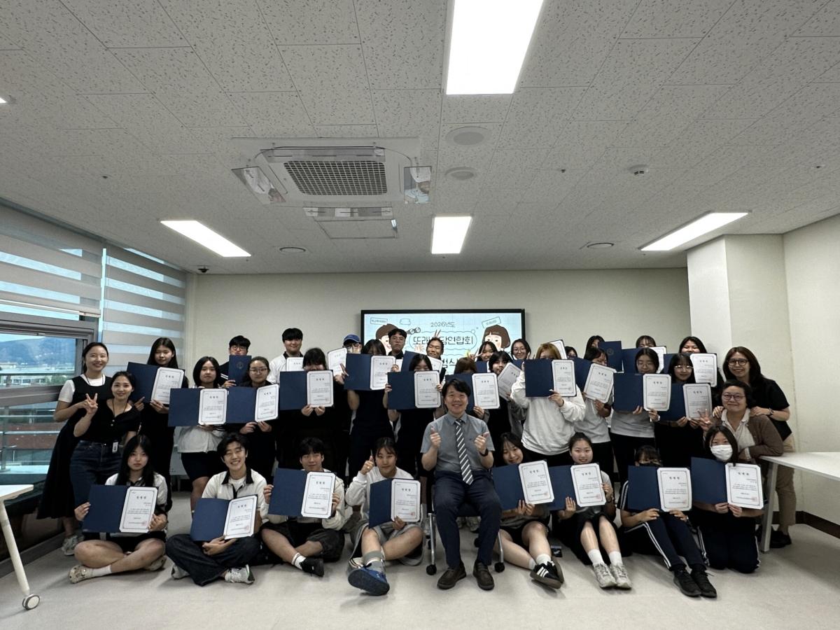 -안성시청소년상담복지센터 2026년 또래상담연합회 출범식 기념촬영 모습. (사진 = 안성시)