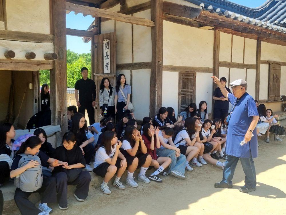 -안동시 지역 세계유산 활용한 전통 인문교육 추진, 국립경국대학교 교육발전특구 사업단 주관으로 맞춤형 교육 전개, 복주여중 학생 166명, 하회마을․병산서원․봉정사 현장체험 참여 (