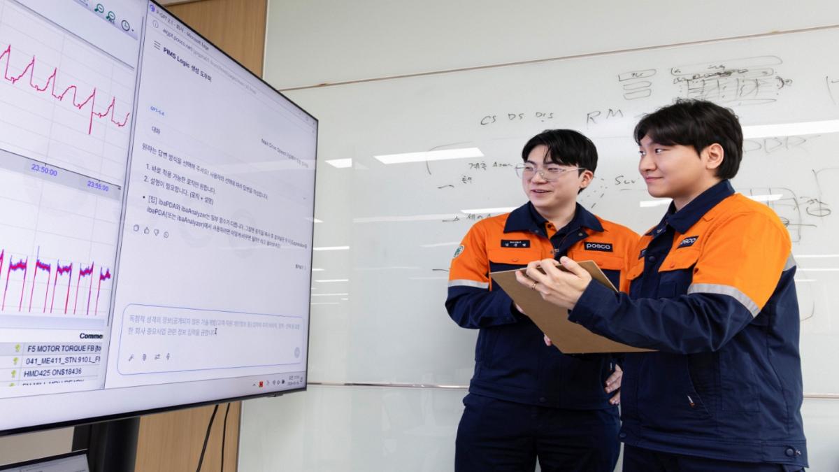 -EIC기술부 팀원들이 PIMS 로직 생성 도우미를 활용하고 있다. (사진 = 포스코 포항제철소)