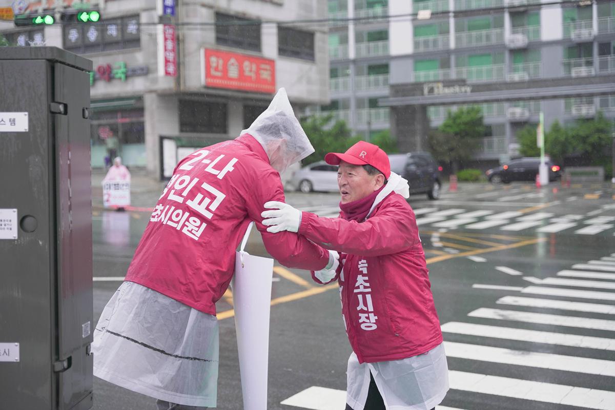 -이병선 속초시장 후보가 같은 당 시의원 후보를 격려하고 있는 모습. (사진 = 이병선선거캠프)