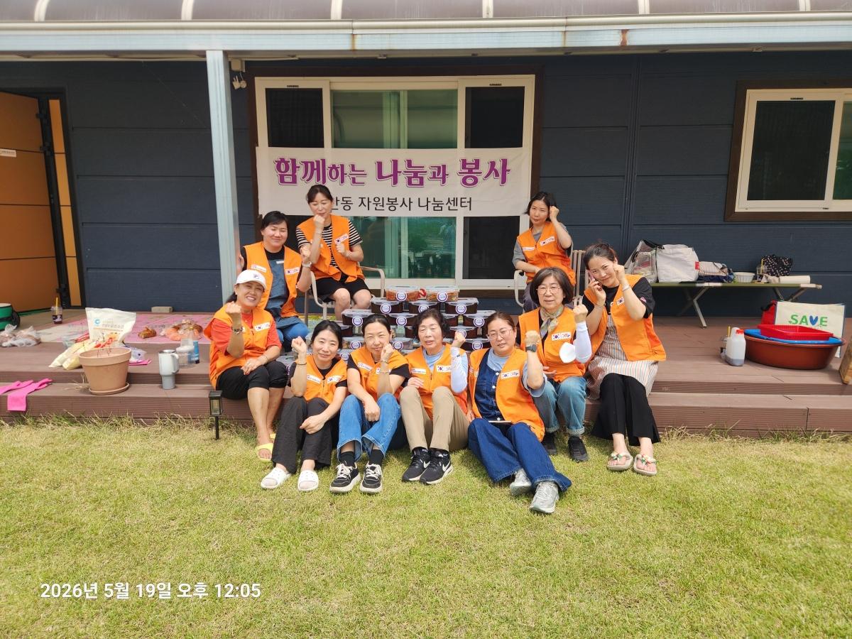 -지산동 자원봉사 나눔센터 회원들이 ‘사랑의 오이김치 나눔 봉사’ 활동 후 전달에 앞서 기념촬영을 하고 있다. (사진 = 평택시)