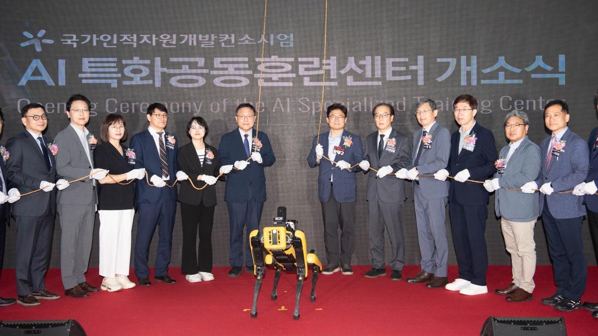 -구미시는 21일 한국로봇융합연구원(KIRO) 로봇직업혁신센터 1층에서 국회의원, 고용노동부, 한국산업인력공단, 경상북도, 기업 관계자 등 100여 명이 참석한 가운데 ‘AI특화공동