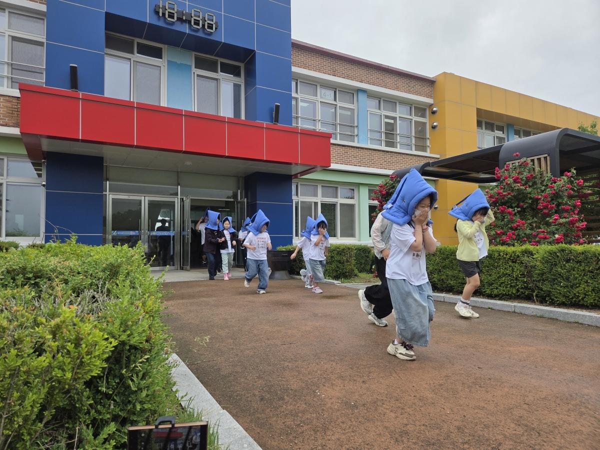 -경상북도교육청은 21일 경주시에 있는 내남초등학교에서 학생과 교직원을 대상으로 대구지방기상청과 합동으로 ‘지진 정보 직접 연계 학교 대상 지진 모의훈련’을 실시했다 (사진 = 경상