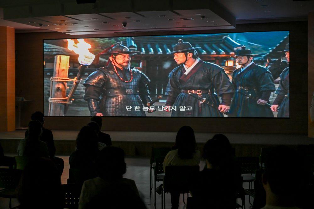 -작품은 과거의 사건을 단순 재현하는 데 머무르지 않고 ‘기억과 시간의 연결’을 주제로 현재와 과거를 교차시키며 풀어낸다. (사진 = 영주시)