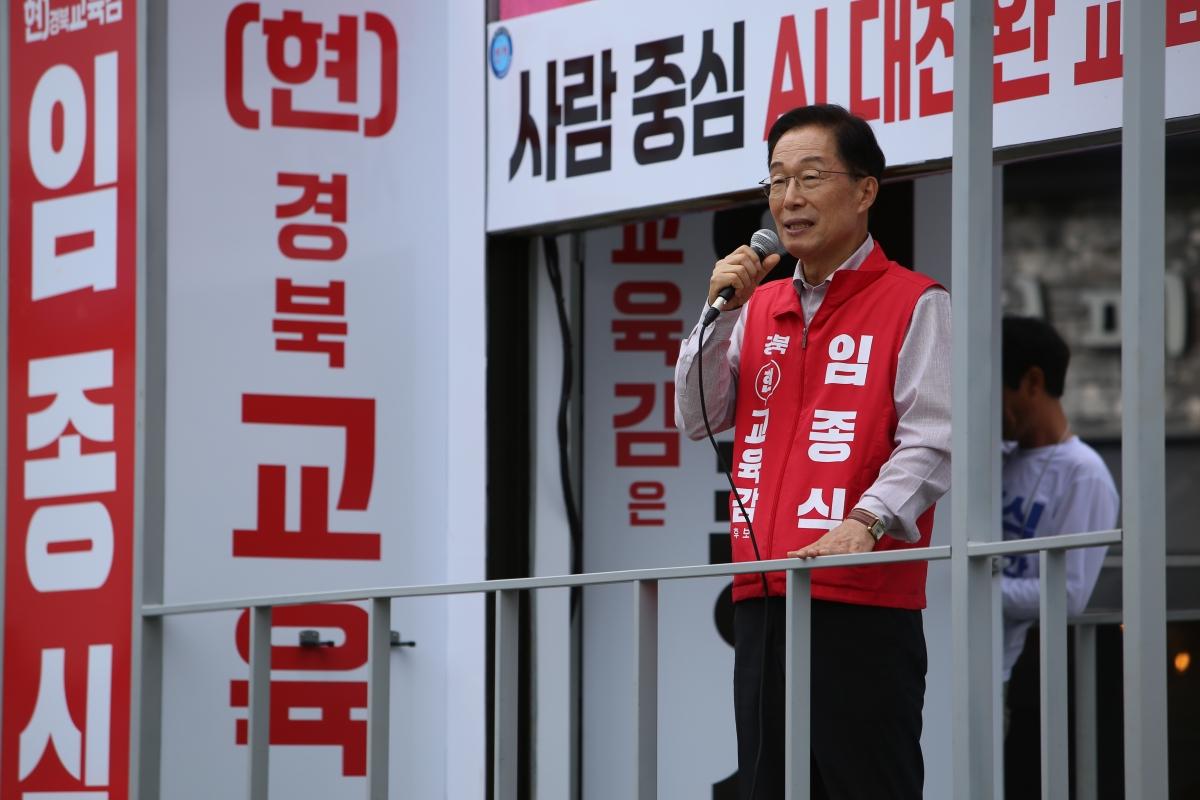 -임종식 경상북도 교육감 후보는 21일 공식 선거운동 첫날을 맞아 국립영천호국원 참배를 시작으로 경주와 포항을 잇는 강행군에 나서며 본격적인 표심 잡기에 돌입했다. (사진 = 임종식