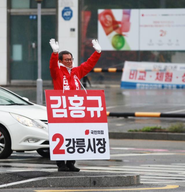 [NSP NEWS Image][6.3 지방선거]김홍규 강릉시장 후보, 빗속 출근길 유세 돌입