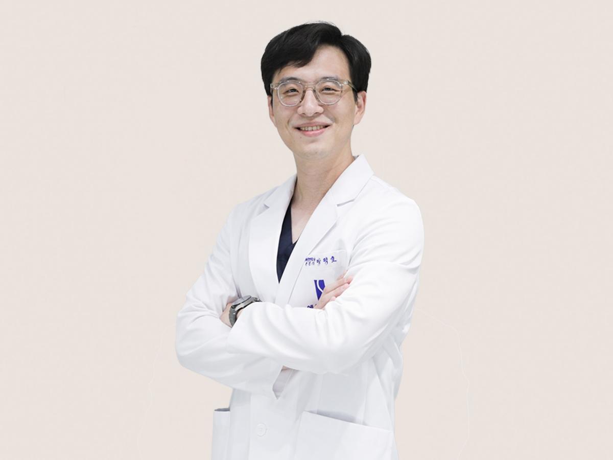 -에스포항병원 재활의학과 박덕호 진료과장이 포스코휴먼스 신입사원들을 위한 건강 강좌를 실시했다. (사진 = 에스포항병원)