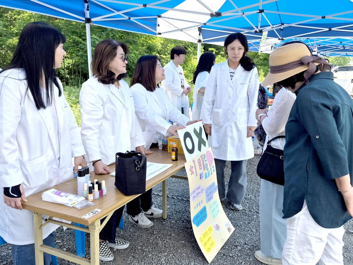 -포항대학교는 지난 19일 보건실과 간호학과 주최로 지역주민, 교직원 및 재학생을 대상으로 건강클리닉 행사를 개최했다고 밝혔다. (사진 = 포항대학교)