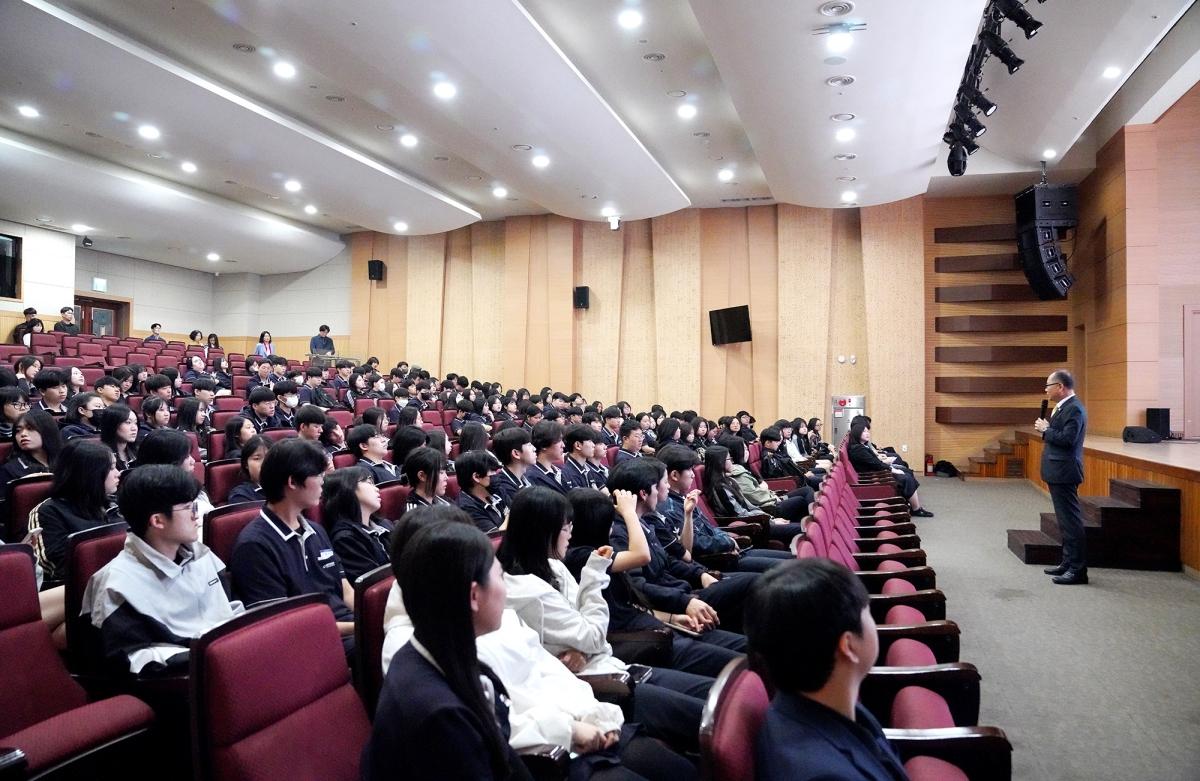 -영남이공대학교는 22일 천마스퀘어 시청각실과 지역 호텔 현장 등에서 경남관광고등학교 3학년 재학생 190여 명과 인솔교사를 대상으로