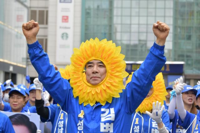 [NSP NEWS Image][6.3지방선거 ]김병욱 성남시장 후보, 해바라기 소품 활용 선거운동 전개
