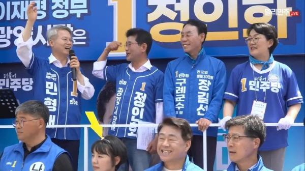 -정인화 광양시장 후보가 한 시민이 질타하자 자신의 검지 손가락을 머리에 대고 빙빙 돌리고 있다. (= 델리민주 라이브 방송 캡쳐)