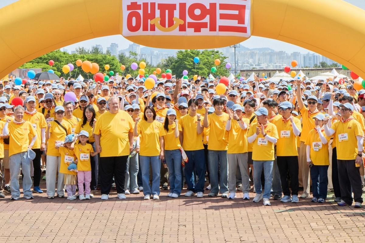 -김기원 대표이사와 한국맥도날드 임직원들, 협력사 및 RMHC Korea 관계자, 배우 손호준이 함께 ‘2026 맥도날드 해피워크’ 메인 걷기 코스에 참여하고 있다