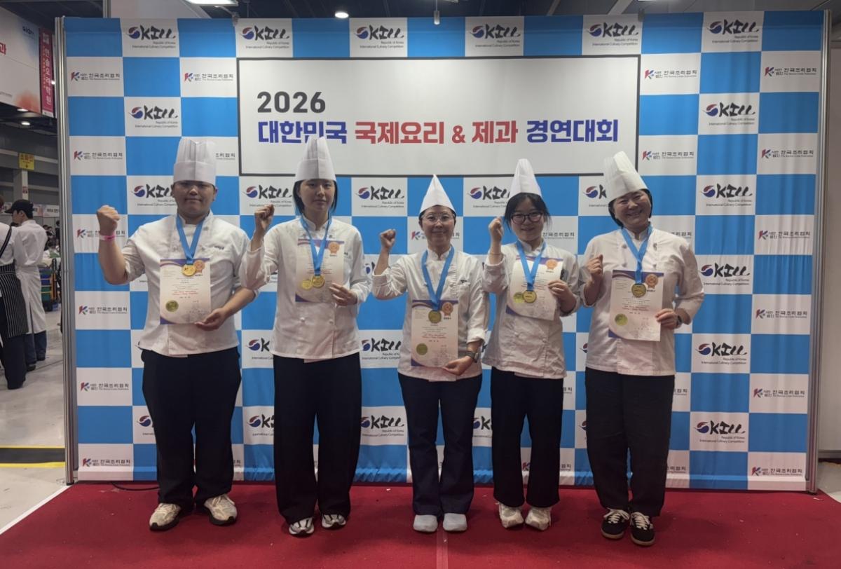 -한영대학교 학생듫이 ‘2026 국제요리&제과 경연대회’에서 브런치 분야 와 외식조리 프랜차이즈 분야에 출전해 각각 금상을 수상했다. (사진 = 한영대학교)