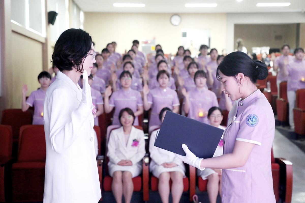 -영남이공대학교 치위생과는 지난 22일 컴퓨터정보관 시청각실에서 제11회 예비치과위생사 선서식을 개최했다. (사진 = 영남이공대학교)