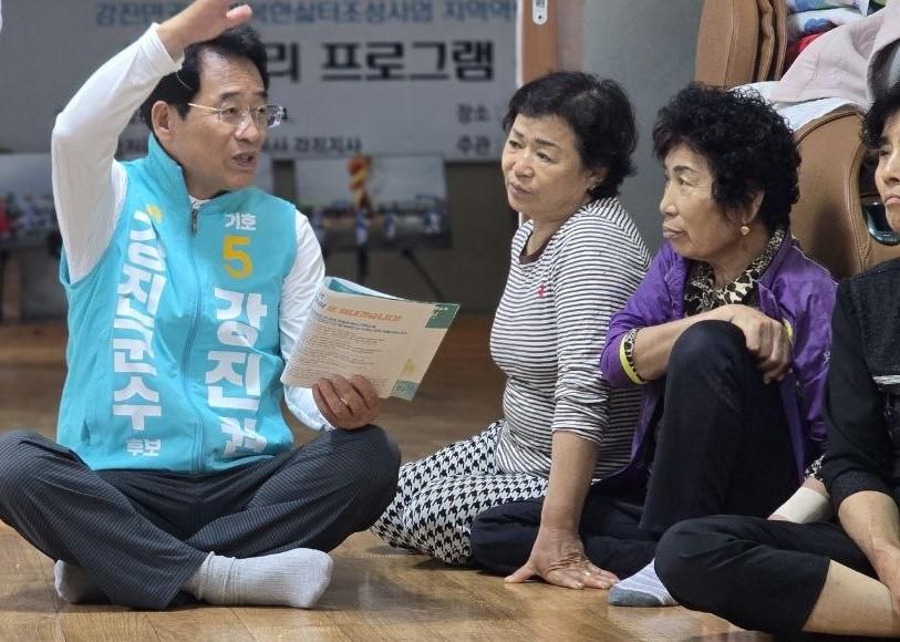 -강진원 강진군수 후보가 26일 신전면 사초마을 회관에서 선거공약서를 직접 배포 후 설명하고 있다. (사진 = 강진원 강진군수 후보 선거대책위원회)
