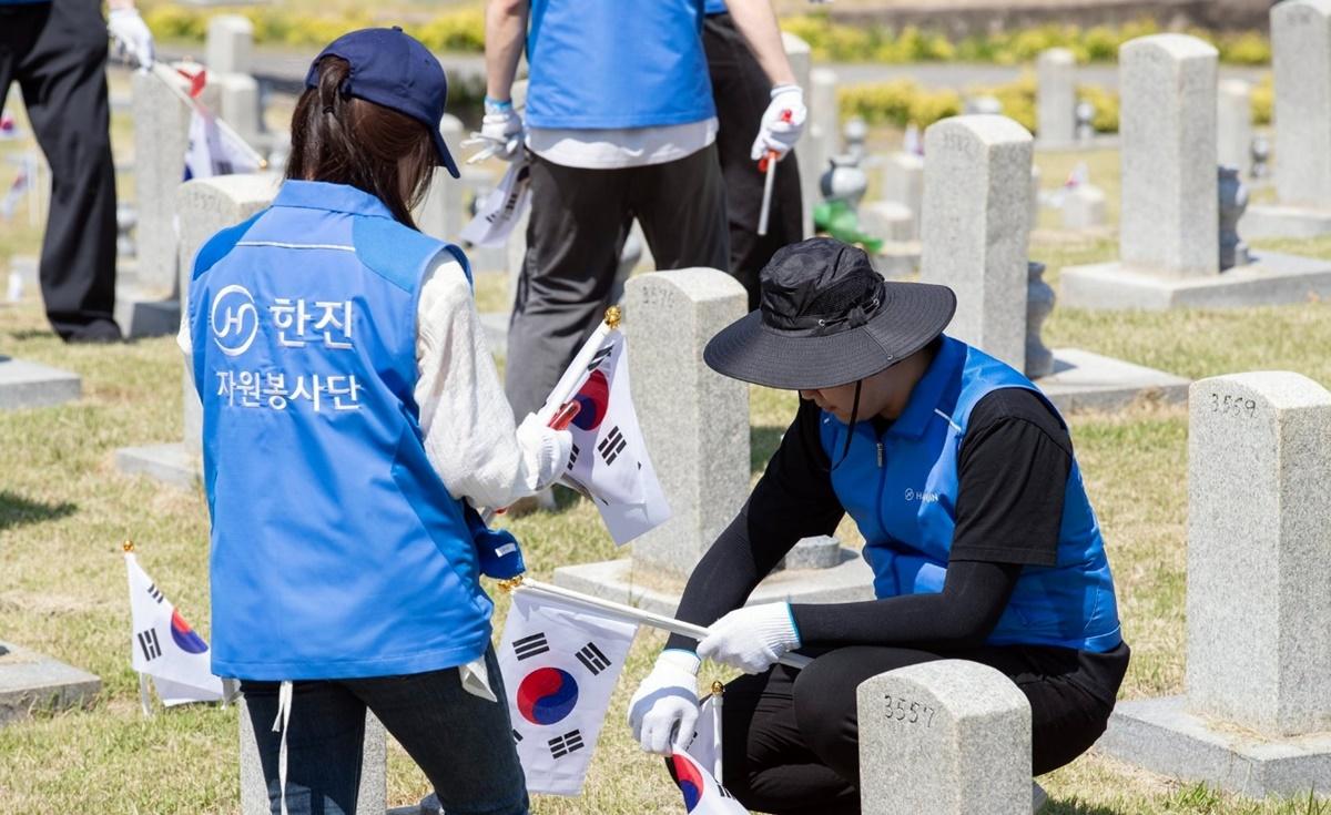 -한진의 자원봉사자들이 국립서울현충원에서 봉사활동을 전개하고 있다. (사진 = 한진)