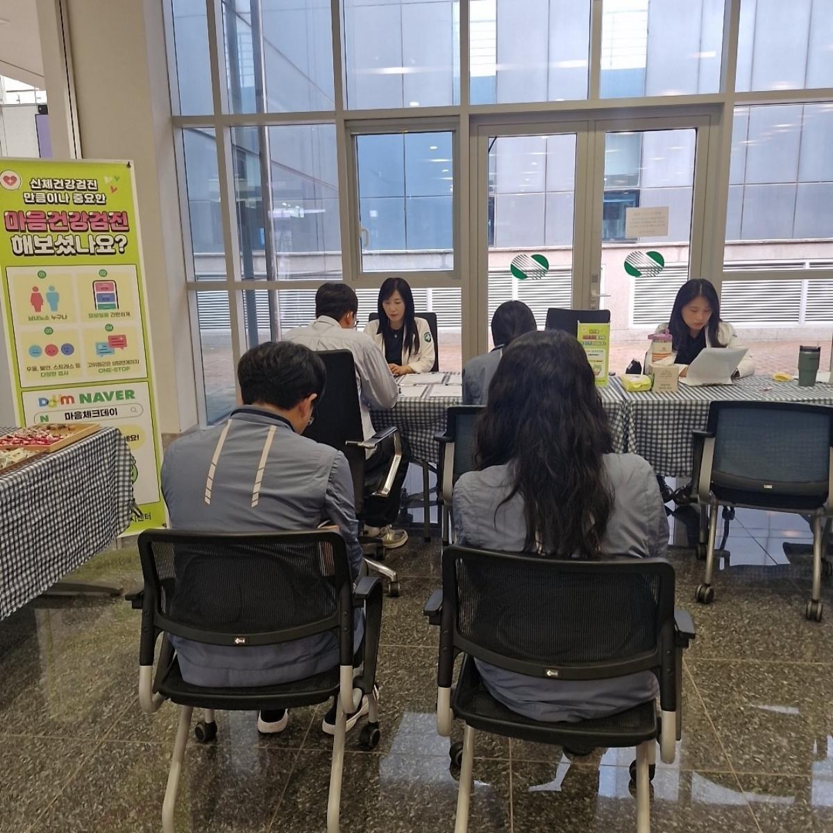 -울진군정신건강복지센터는 지난 19일부터 21일까지 3일간 한국수력원자력 한울원자력본부 본관 1층에서 한울원자력본부 및 협력업체 직원을 대상으로 ‘청년고민상담소’ 와 ‘마음안심버스’