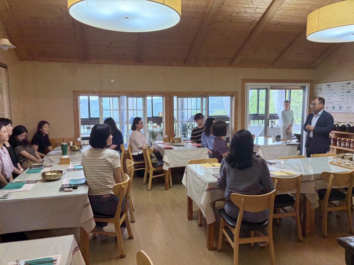 -경상북도 성주교육지원청은 26일 관내 초·중·고등학교 영양교사·영양사 15명을 대상으로 ‘2026학년도 영양 및 위생관리 협의회’를 개최했다. (사진 = 성주교육지원청)