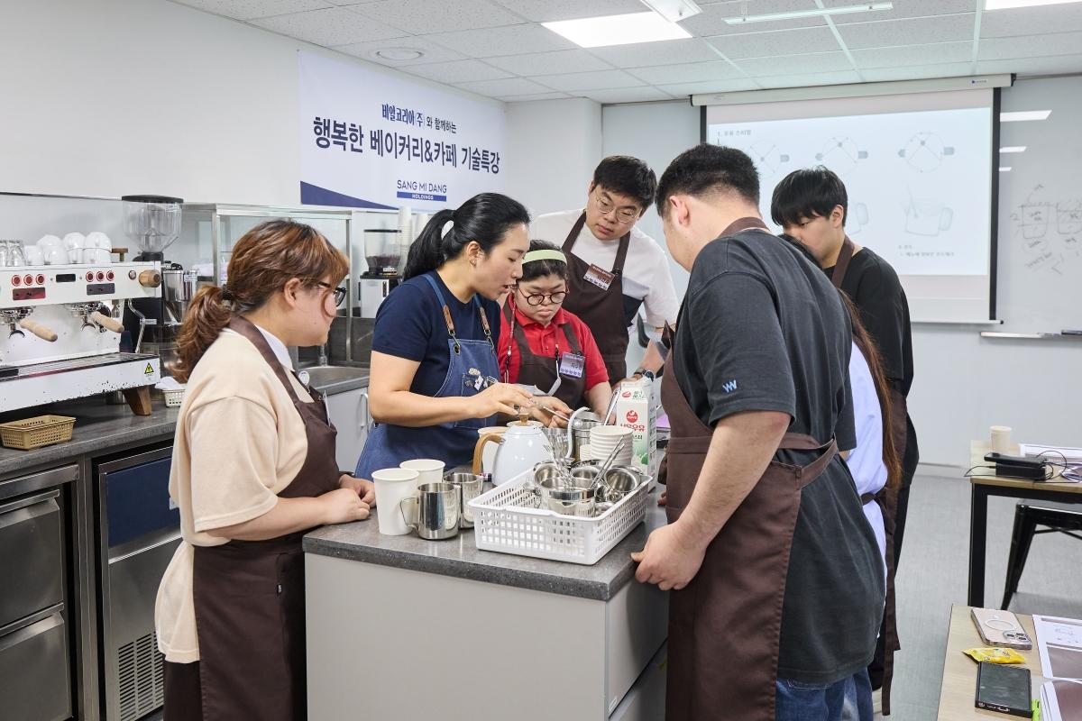 -비알코리아 아카데미에서 상미당홀딩스와 행복한재단이 장애인 근로자 대상 바리스타 기술교육을 진행했다 (사진 = 상미당홀딩스 제공)