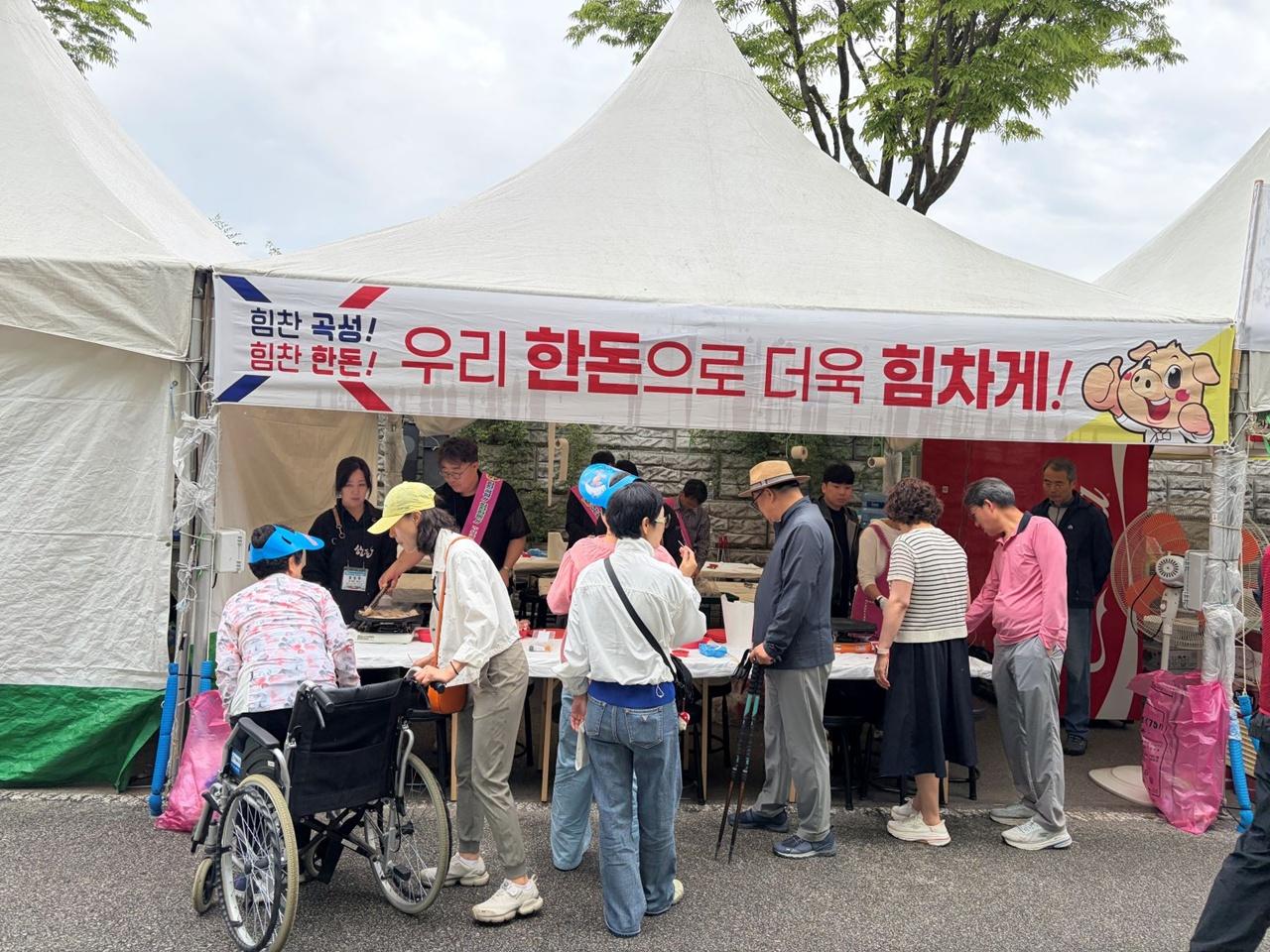 -곡성한우·한돈·낙우협회가 곡성세계장미축제와 연계해 실시한 축산물 무료 시식 행사. (사진 = 곡성군)