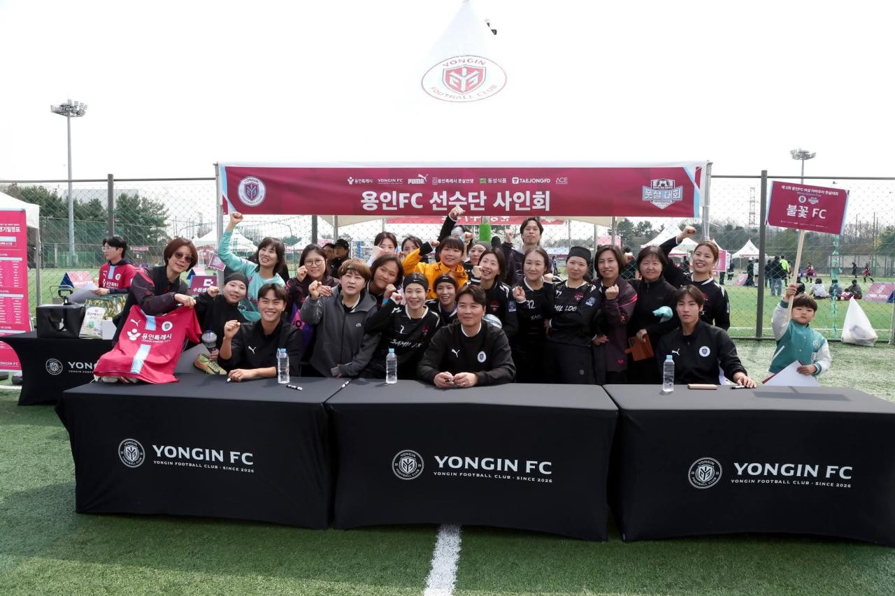-3월 29일 제2회 용인FC 여성 아마추어 풋살대회 참가자들이 이동국 테크니컬 디렉터(가운데)와 기념촬영을 하고 있는 모습. (사진 = 용인특례시)