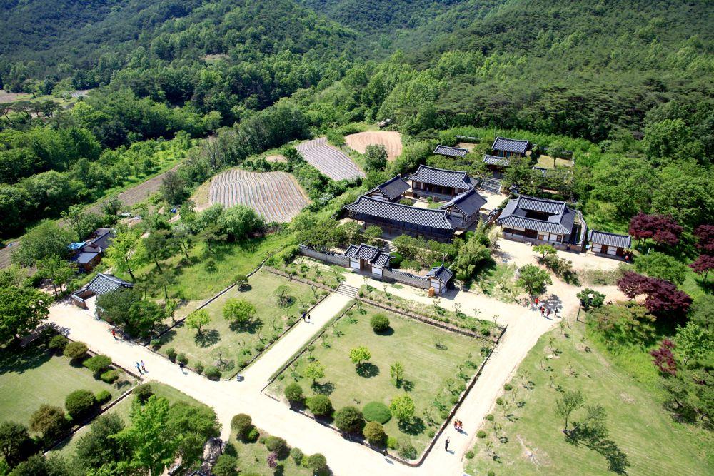 -만대루에서 바라보는 낙동강과 병산의 풍광은 병산서원을 대표하는 경관으로 꼽히며 2019년 ‘한국의 서원’으로 유네스코 세계유산에 등재됐다. (사진 = 안동시)