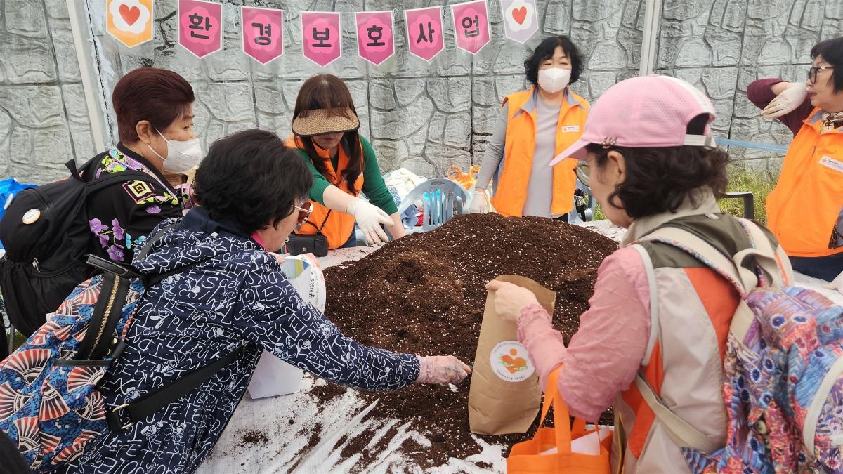 -성남시민들이 커피박을 사용해서 만든 퇴비를 가정에서 사용하기 위해 나누어 가져가고 있다. (사진 = 성남시)