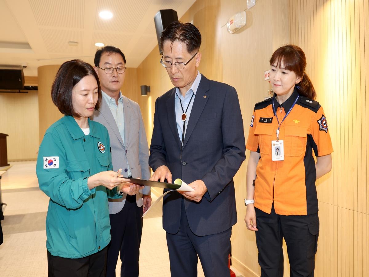 -황명석 경상북도지사 권한대행은 27일 제9회 전국동시지방선거 사전투표를 앞두고 예천군 호명읍 사전투표소 현장점검을 실시했다. (사진 = 경상북도)
