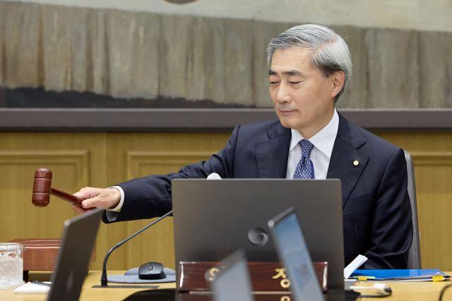 -28일 신현송 한국은행 총재가 금융통화위원회에서 의사봉을 두드리고 있다. (사진 = 한국은행)