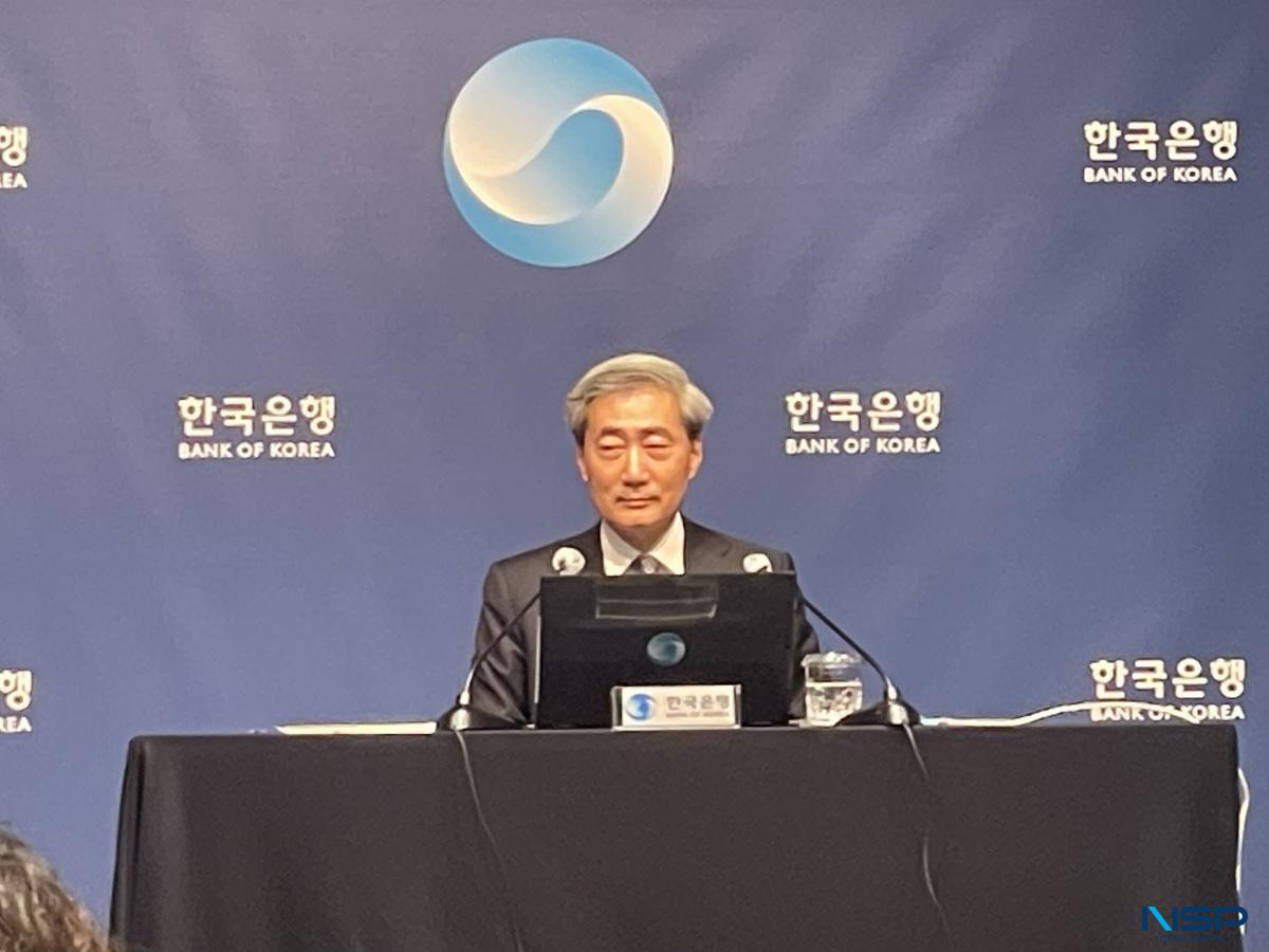 -신현송 한국은행 총재가 28일 금융통화위원회 통화정책방향 결정 후 기자간담회를 진행하고 있다. (사진 = 임성수 기자)