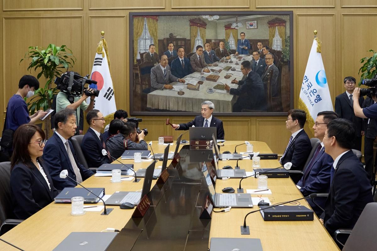 -신현송 한국은행 총재(가운데)가 28일 서울 중구 한국은행 본관에서 열린 금융통화위원회 회의를 주재하고 있다. (사진 = 한국은행)